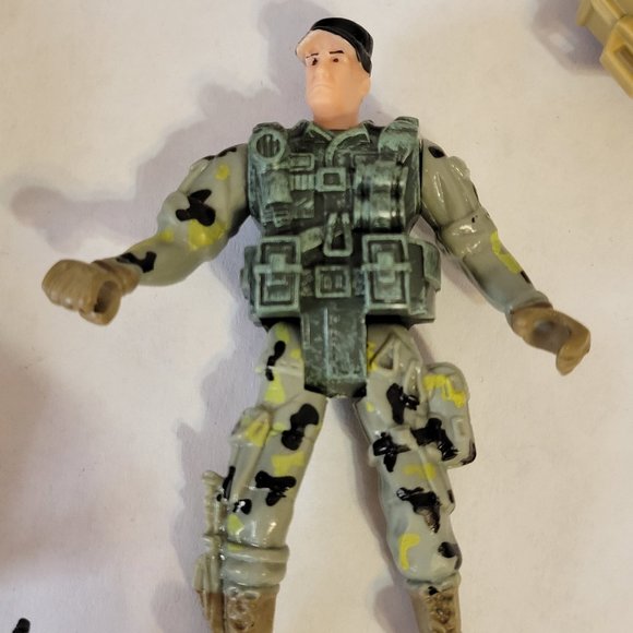U.S. Army Desert Forces Playset Toy Action Figures Weapons and Vehicles - Picture 5 of 16